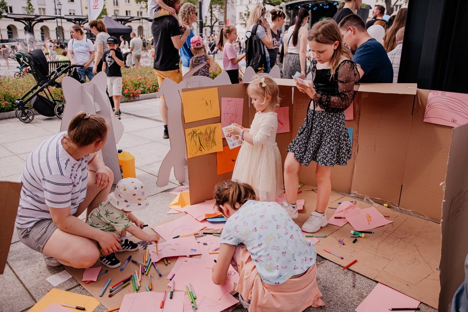 Łódź. Miejski Dzień Dziecka 2025 w Łodzi. Majka Jeżowska, dmuchańce i pokazy [ZDJĘCIA]