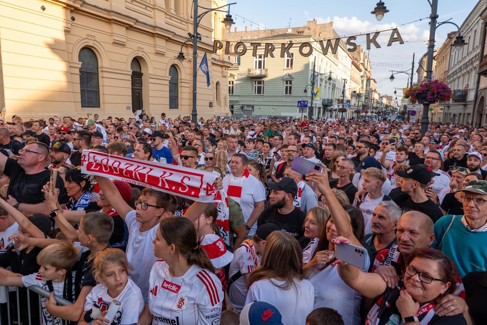 ŁKS Łódź zaprezentował skład na placu Wolności! Byłeś/aś tam? Odszukaj się w galerii