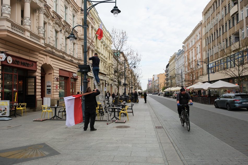 Łódź. Piotrkowska w biało-czerwonych barwach. Łódź gotowa na majówkę!