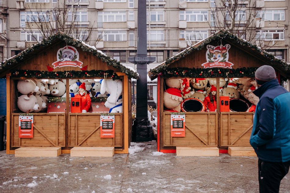 Łódź. Jarmark Bożonarodzeniowy na placu Wolności w Łodzi stoiska, kramy