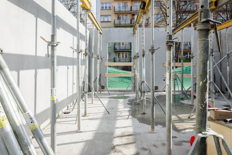 Łódź. Mieszkania miejskie na Bałutach rosną w oczach! Wielkie moduły na placu budowy