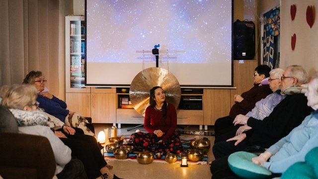 Tybetański relaks seniorów z Łodzi. Te warsztaty są prawdziwym hitem! [ZDJĘCIA]