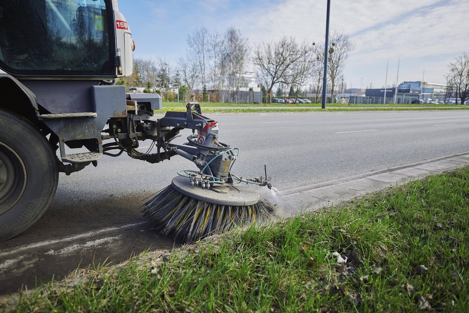 Łódź. Wiosenne sprzątanie Łodzi. Prace m.in. na Aleksandrowskiej, Tatrzańskiej i Kasprzaka
