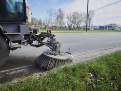 Łódź. Wiosenne sprzątanie Łodzi. Prace m.in. na Aleksandrowskiej, Tatrzańskiej i Kasprzaka