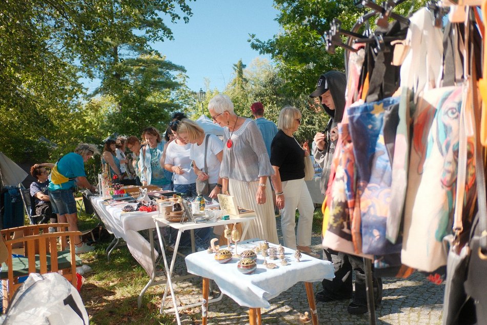 Łódź. Targ Staroci na Księżym Młynie w Łodzi. Unikatowe przedmioty, ceramika, biżuteria i tłumy łodzian