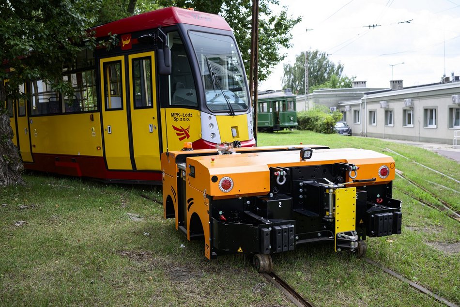 MPK Łódź ma nowy pojazd do zadań specjalnych! To ciągnik do przestawiania tramwajów