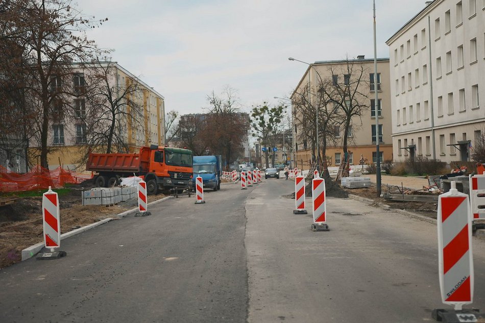 Łódź. Drogowcy ułożyli już nową nawierzchnię jezdni na Lutomierskiej