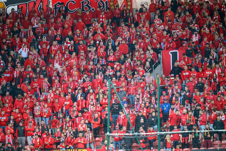 Łódź. Kibice na meczu Widzewa Łódź z Rakowem Częstochowa