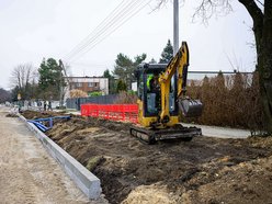 Łódź. Nowa podbudowa drogi, krawężniki i płyty postojowe dla MPK Łódź na Biegunowej