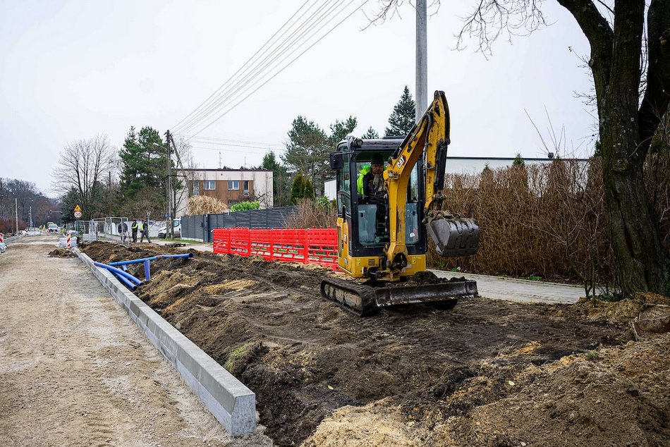 Łódź. Nowa podbudowa drogi, krawężniki i płyty postojowe dla MPK Łódź na Biegunowej