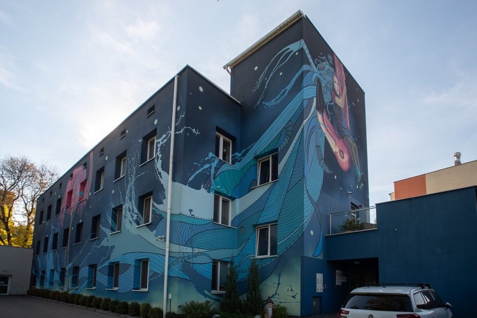 wielokolorowe murale w Łodzi