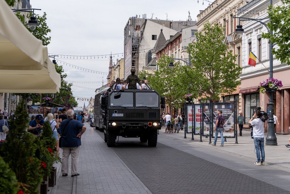 Parada na Piotrkowskiej przed meczem Marcina Gortata z NATO