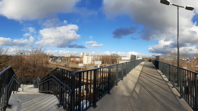 Kładka nad torami przy Srebrzyńskiej wciąż bez wind. Kiedy zaczną działać?