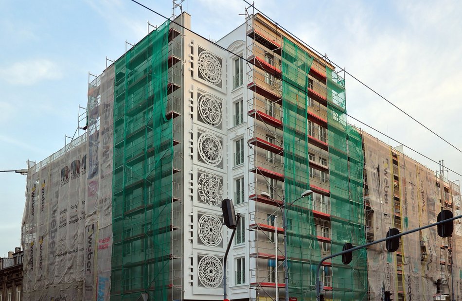 Łódź. Biała kamienica na rogu Zachodniej i Więckowskiego