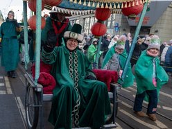 Łódź. Orszak Trzech Króli przeszedł ulicami Łodzi. Radosny pochód przyciągnął tłumy