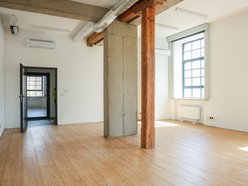 Łódź. Remont fabryki przy Sienkiewicza. Nowe wnętrza, winda, schody i brama do budynków