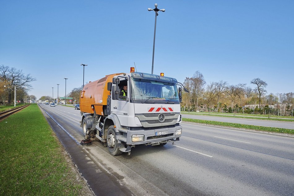 Łódź. Wiosenne sprzątanie Łodzi. Prace m.in. na Aleksandrowskiej, Tatrzańskiej i Kasprzaka