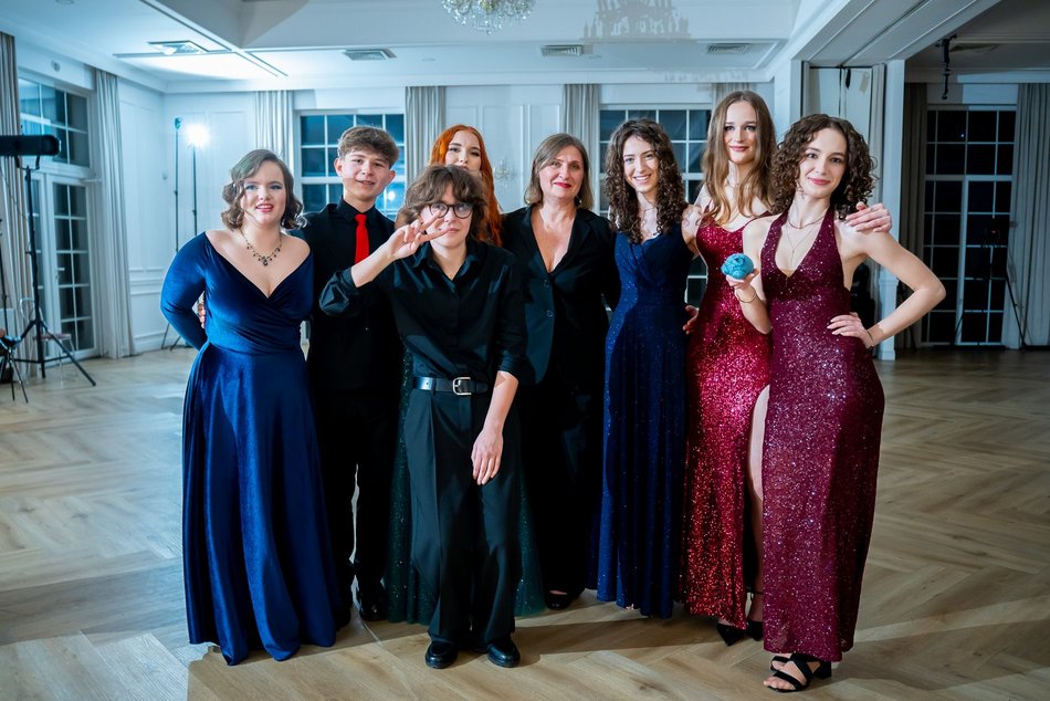 Łódź. Studniówka IV LO w Łodzi. Kreacje, które zapierały dech i radość na twarzach młodzieży