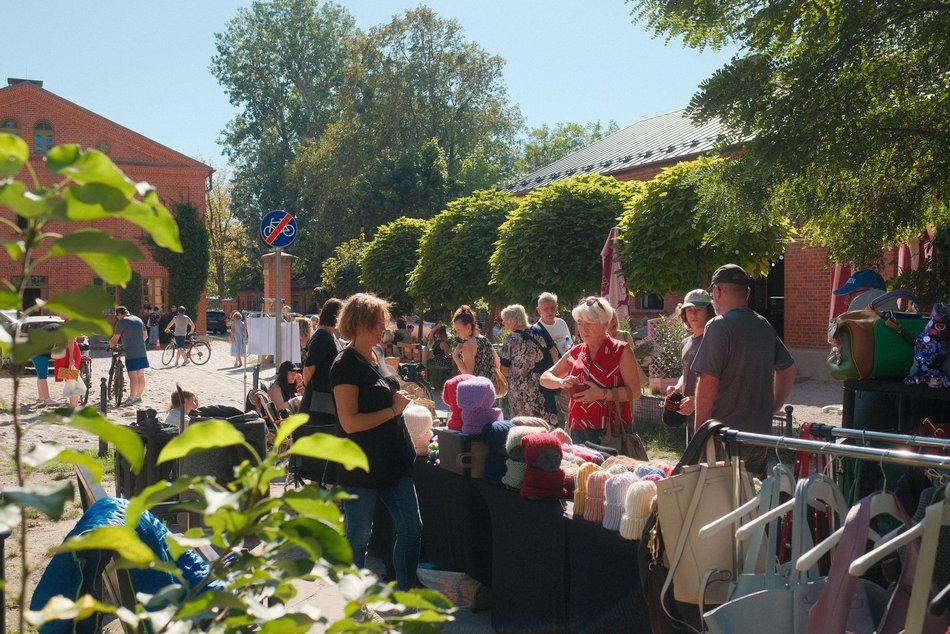 Łódź. Targ Staroci na Księżym Młynie w Łodzi. Unikatowe przedmioty, ceramika, biżuteria i tłumy łodzian