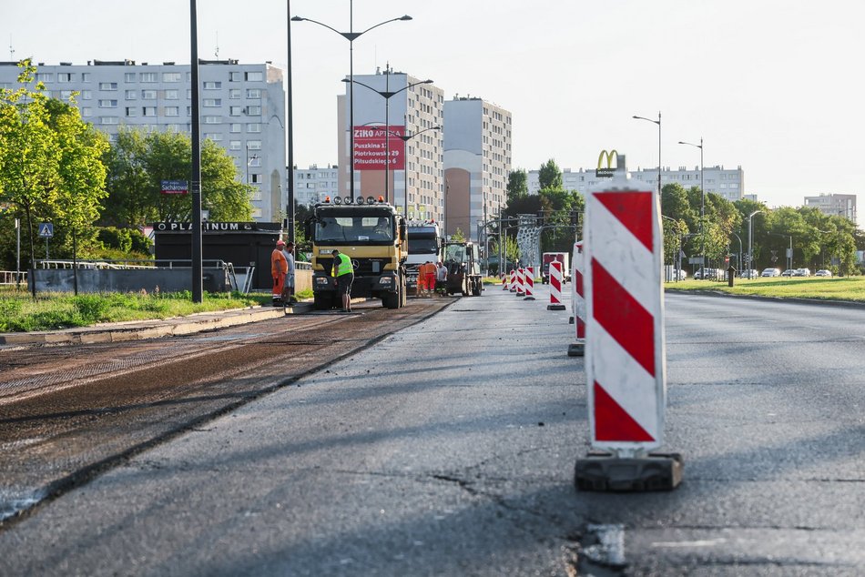 Łódź. Wieczorny remont Rokicińskiej w Łodzi. Kiedy drogowcy położą nowy asfalt?