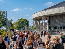 Tłumy fanek Louisa Tomlinsona przed Atlas Areną