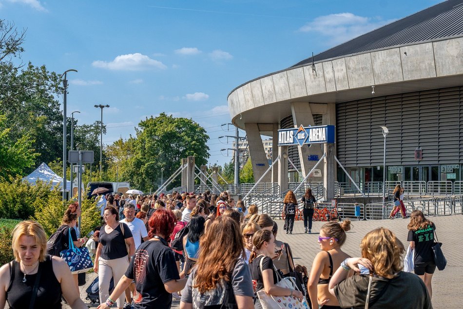 Tłumy fanek Louisa Tomlinsona przed Atlas Areną