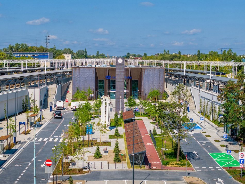 Łódź. Skwer przed dworcem Łódź Kaliska robi wrażenie! Tak zielono tam jeszcze nie było