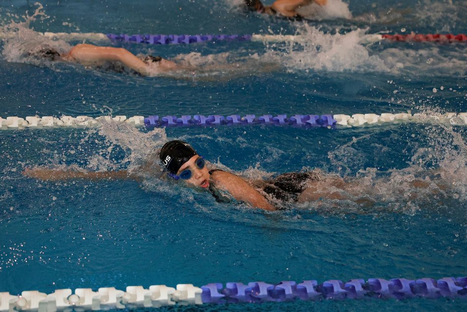 Zawody pływackie zorganizowane przez Międzyszkolny Klub Sportowy „Trójka”