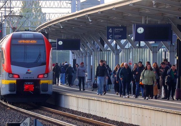 Łódź. Dworzec Łódź Kaliska i pociąg ŁKA