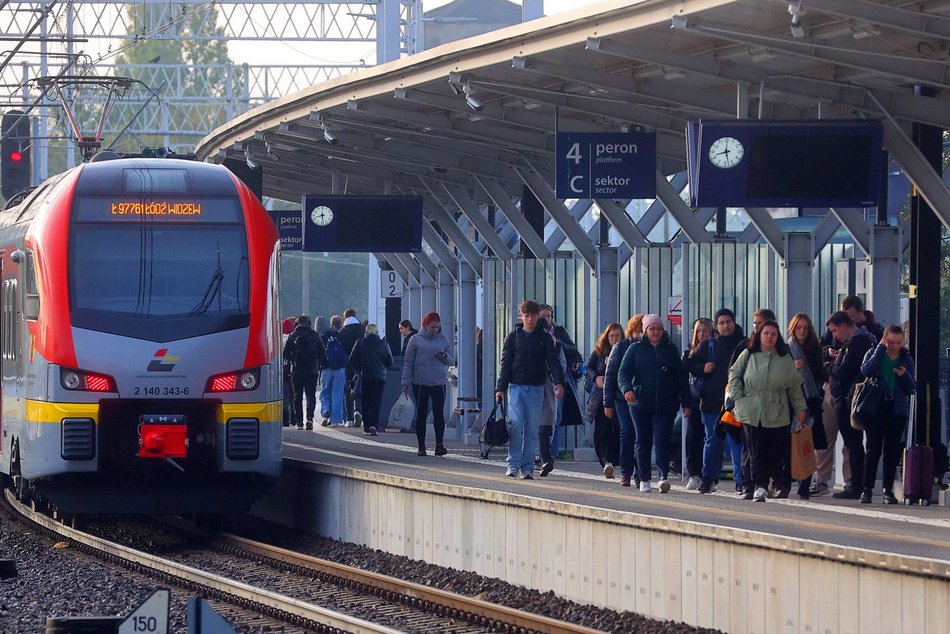 Łódź. Dworzec Łódź Kaliska i pociąg ŁKA