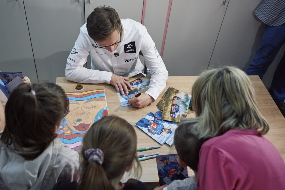 Łódź. Miko Marczyk odwiedził pacjentów Matki Polki w Łodzi. Mistrzowski gest rajdowca