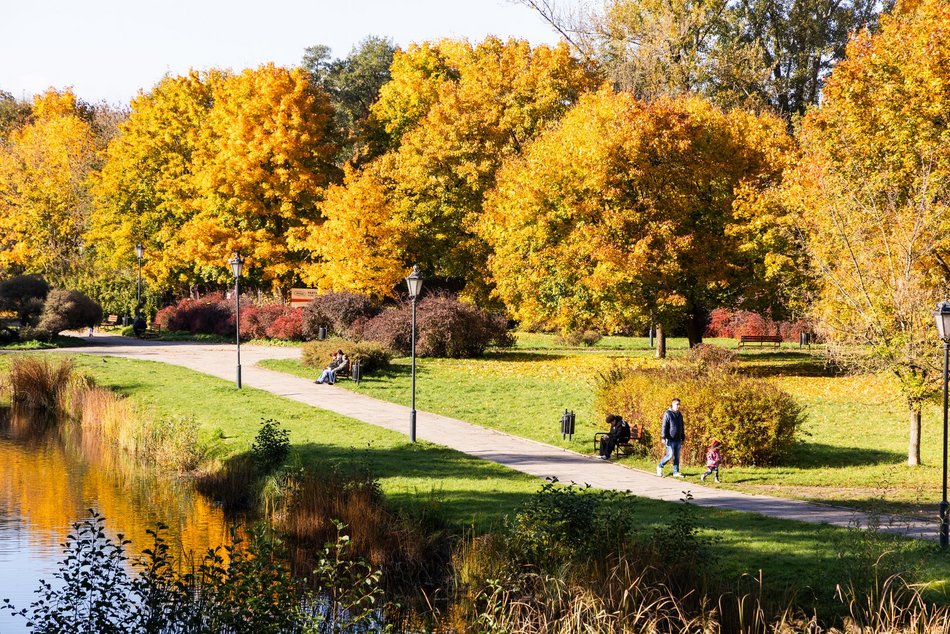Łódź. Park Helenów w Łodzi w jesiennej odsłonie. Spacer w tym miejscu to czysta przyjemność