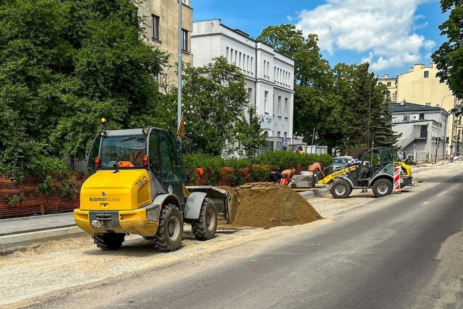 Remont Sterlinga w Łodzi coraz bliżej finału. Połowa jezdni gotowa, nowa zieleń zasadzona