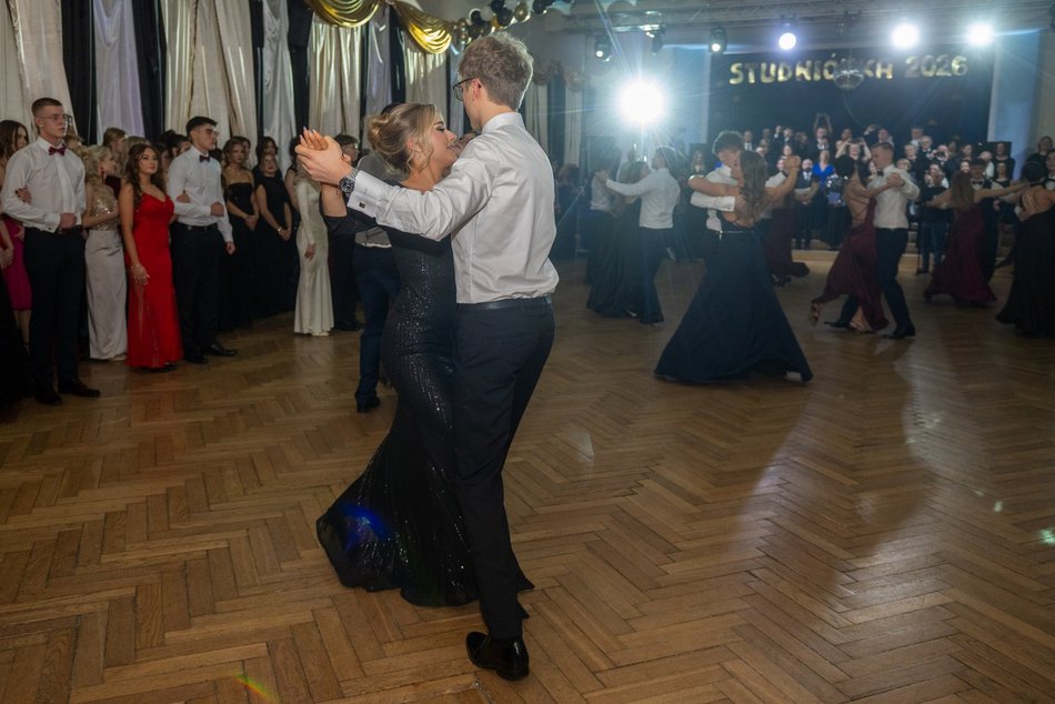 Łódź. Studniówka XXVI LO w Łodzi. Ależ oni zatańczyli... i jak pięknie wyglądali!