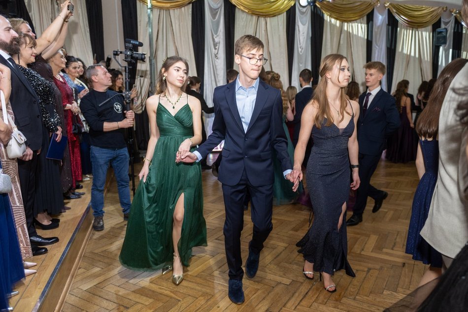 Łódź. Studniówka XXVI LO w Łodzi. Ależ oni zatańczyli... i jak pięknie wyglądali!