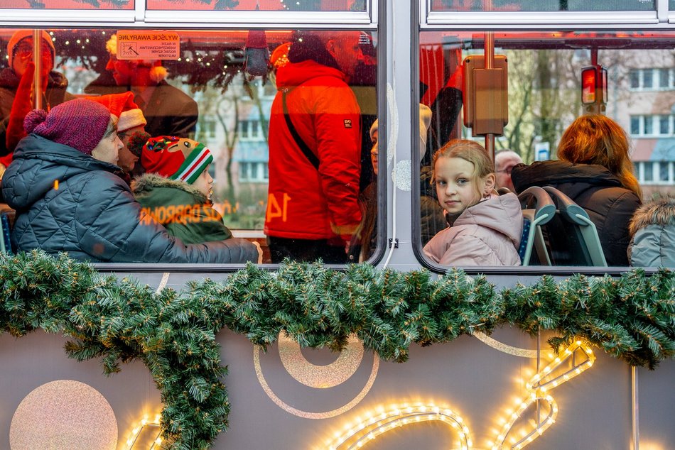 Łódź. Mikołajkowy tramwaj MPK Łódź już pędzi po mieście! Zobacz, jak się prezentuje
