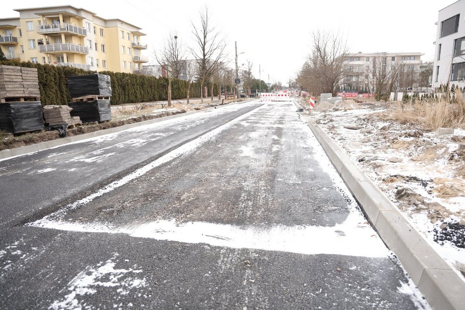 Łódź. Nowy asfalt na Zakładowej w Łodzi. Remont ważnej ulicy na Olechowie bliżej finiszu