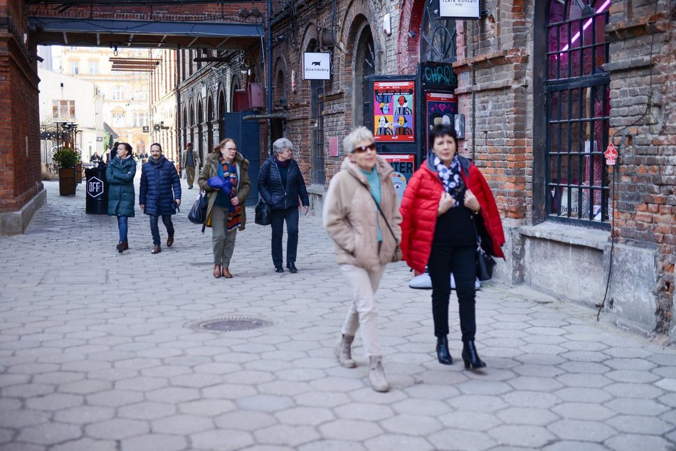 Spacerowicze na ul. Piotrkowskiej w Łodzi