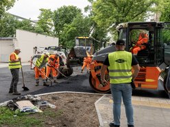 Remont Brzeźnej dobiega końca. Wylali już nowy asfalt