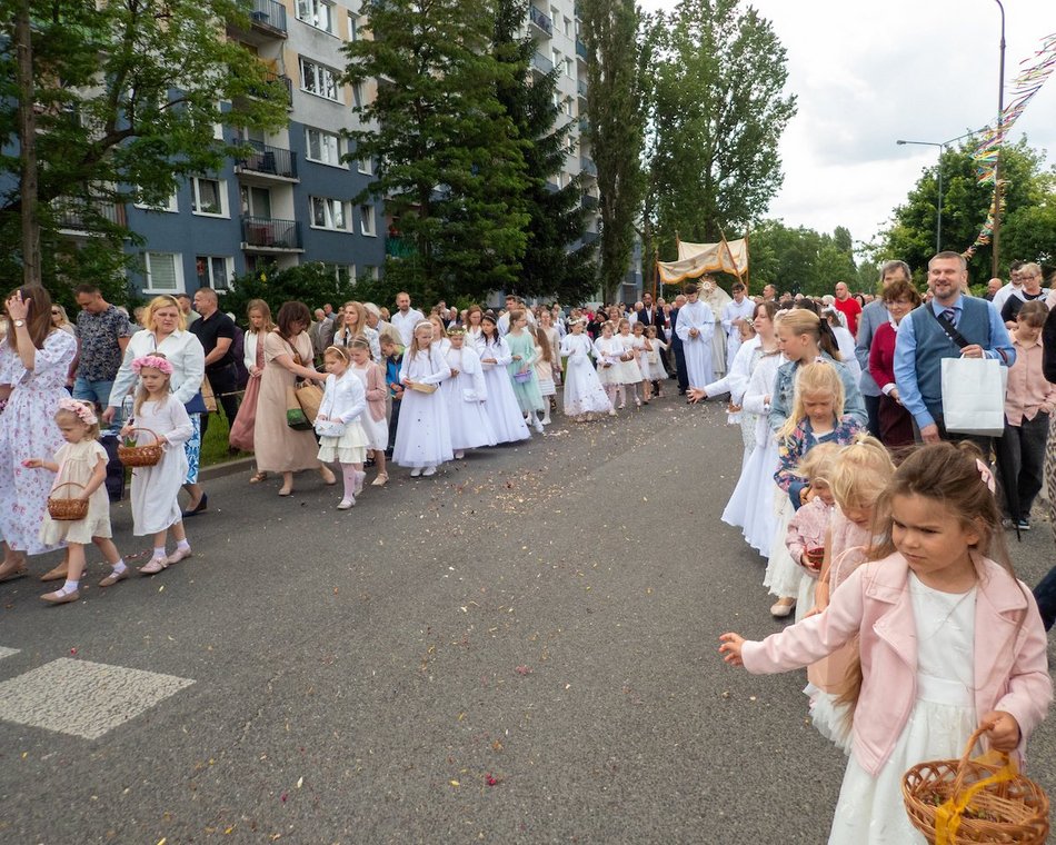 Łódź. Procesja Bożego Ciała na Widzewie w Łodzi. Wierni przeszli ulicami miasta
