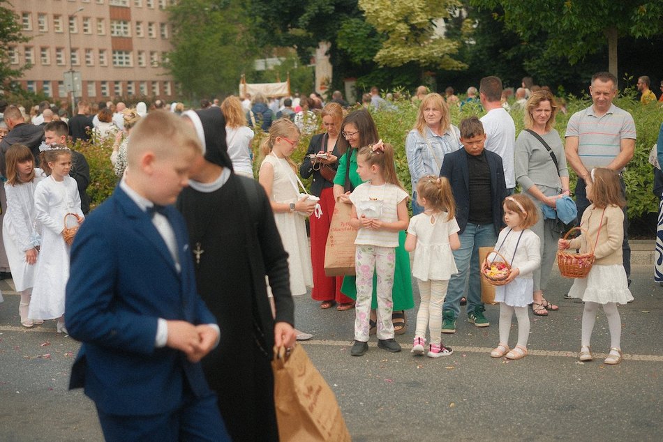 Łódź. Boże Ciało w Łodzi. Ulicami miasta przeszła procesja z kościoła M.B. Zwycięskiej
