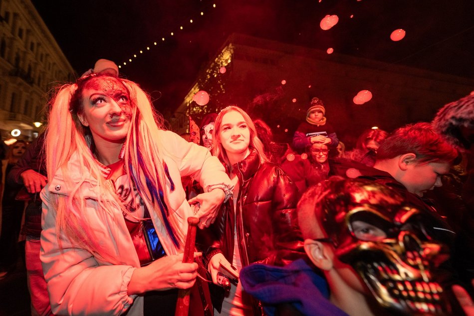 Łódź. Halloweenowa parada przeszła Piotrkowską w Łodzi. Tłumy duchów, czarownic i zombie!
