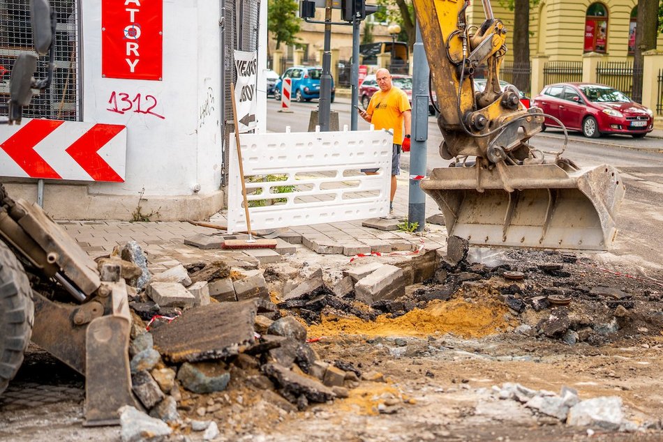 Łódź. Remont Pabianickiej w Łodzi. Powstają kolejne metry nowej nawierzchni i chodników