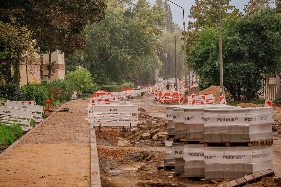 Łódź. Trwa budowa nowej nawierzchni na Gandhiego