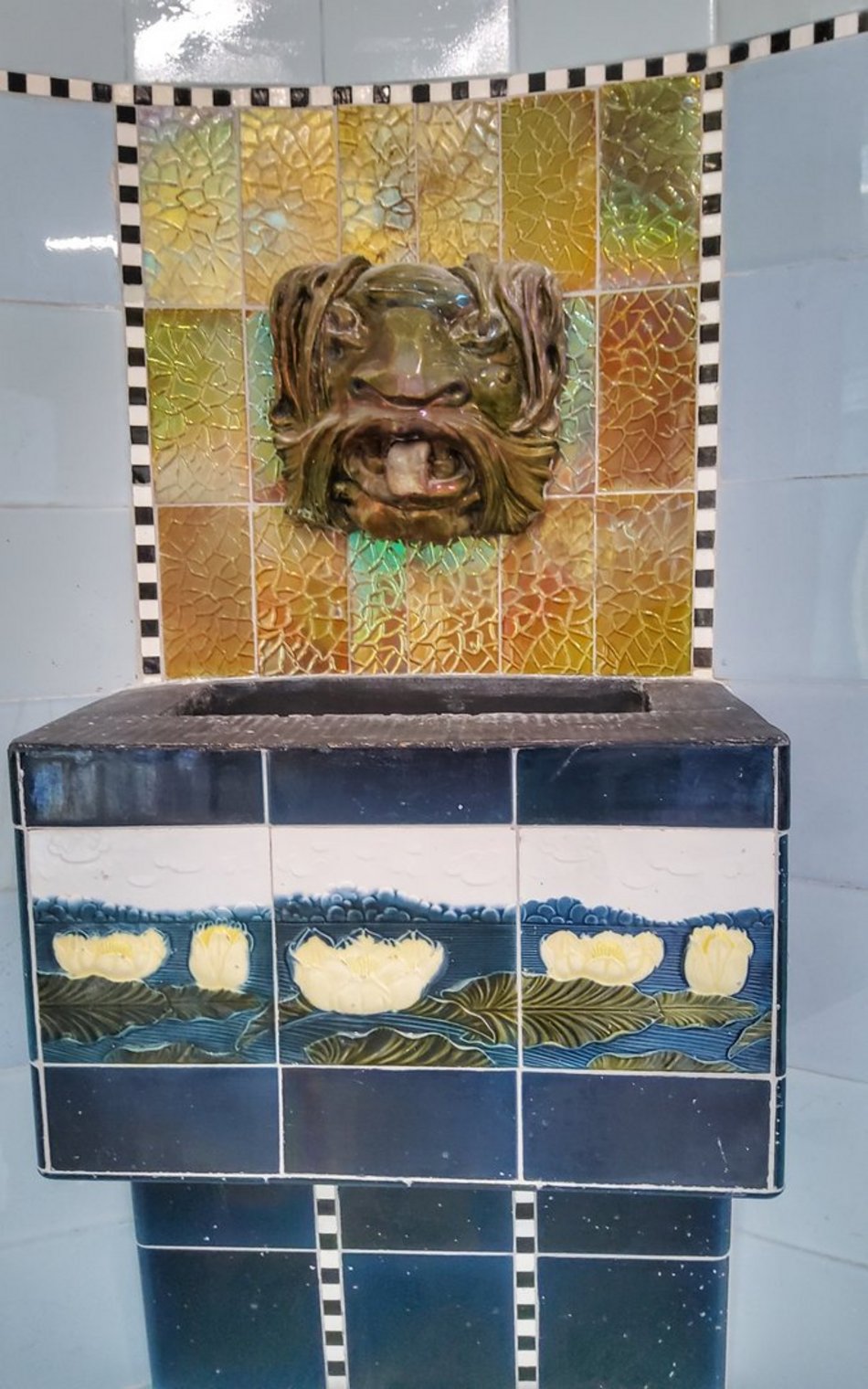 Łódź. Tajemnice ukrytych fontann i zdrojów w Łodzi. Lwie głowy i szklane kaskady w pałacach fabrykantów