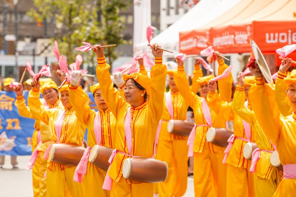 Chińska parada Falun Dafa na ul. Piotrkowskiej