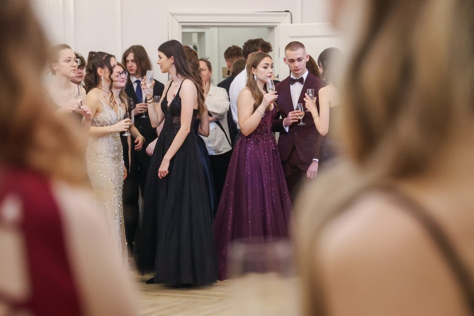 Łódź. Studniówka II LO w Łodzi. Wspaniali maturzyści świętowali w Pałacu Skotniki