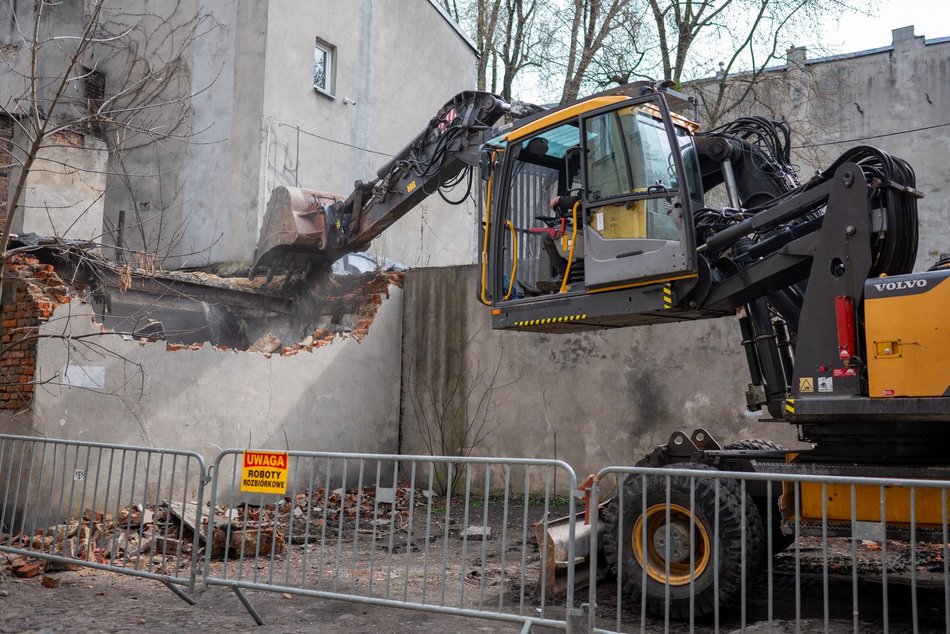 Łódź. Wyburzanie rudery przy Gdańskiej w Łodzi. To kolejny ze 161 budynków do rozbiórki