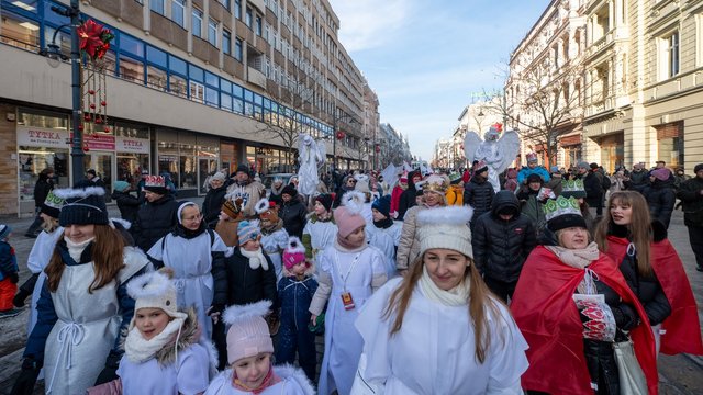 Orszak Trzech Króli przeszedł ulicami Łodzi. Radosny pochód przyciągnął tłumy [ZDJĘCIA]