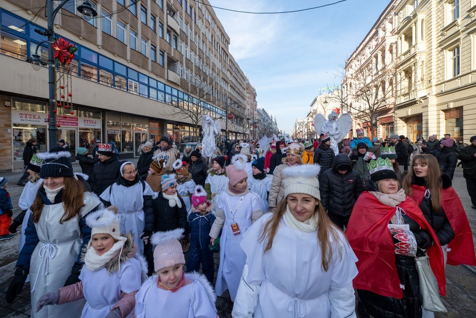 Łódź. Orszak Trzech Króli przeszedł ulicami Łodzi. Radosny pochód przyciągnął tłumy